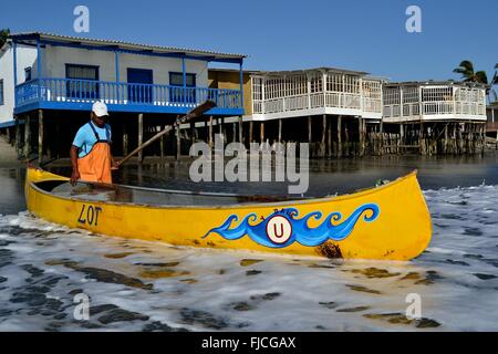 Canot de pêche - Plage de COLAN. .Département de Piura au Pérou Banque D'Images