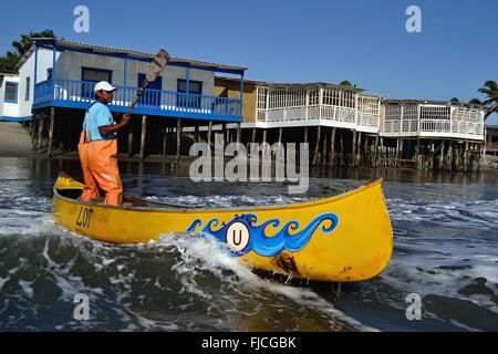 Canot de pêche - Plage de COLAN. .Département de Piura au Pérou Banque D'Images