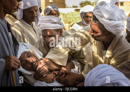 Groupe d'éleveurs de chameaux et de négociation des acheteurs difficiles à s'entendre sur le prix final de chameaux au cours d'un marché aux chameaux. Banque D'Images
