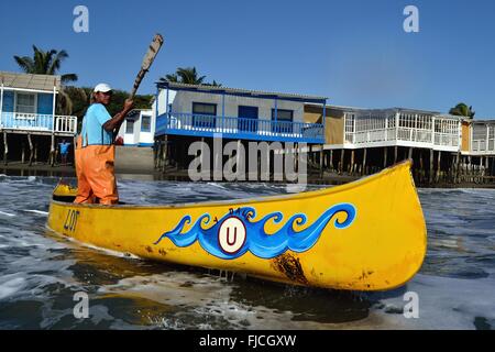 Canot de pêche - Plage de COLAN. .Département de Piura au Pérou Banque D'Images