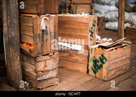 MANDALAY, Myanmar — caisses de tomates au marché aux poissons et aux fleurs de Mandalay, Myanmar (Birmanie). Banque D'Images