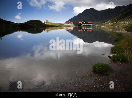 Beau lac Balea volcanique en haute altitude, dans les montagnes de Fagaras, Roumanie Banque D'Images