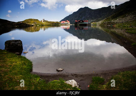 Beau lac Balea volcanique en haute altitude, dans les montagnes de Fagaras, Roumanie Banque D'Images