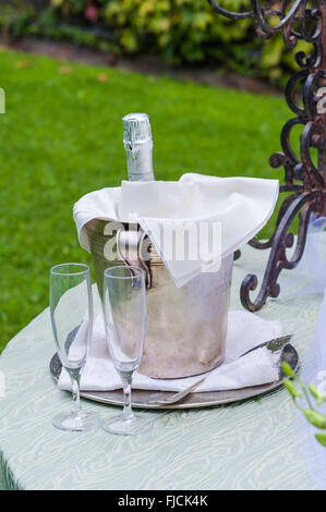 Tige deux verres et une bouteille de mousseux pour un toast lors d'un mariage Banque D'Images