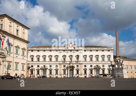 La Piazza del Quirinale est situé au sommet de la colline du Quirinal, la plus haute des sept collines de Rome. Il contient le palais Quirinal, autres Banque D'Images