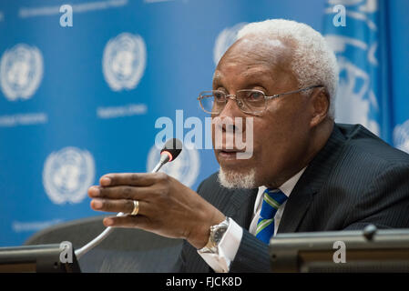 New York, États-Unis. 06Th Mar, 2016. L'Ambassadeur Gaspar Martins parle à la presse DES NATIONS UNIES. Le premier jour de la présidence du Conseil de sécurité des Nations Unies pour le mois de mars, Représentant permanent de l'Angola à l'ONU l'Ambassadeur Gaspar Martins a informé la presse au sujet de l'ordre du jour pour le Conseil au cours des prochains mois. Credit : Albin Lohr-Jones/Pacific Press/Alamy Live News Banque D'Images