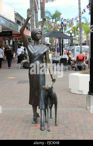 'Une vague dans le temps" - Femme et chien, Napier, Nouvelle-Zélande. Banque D'Images