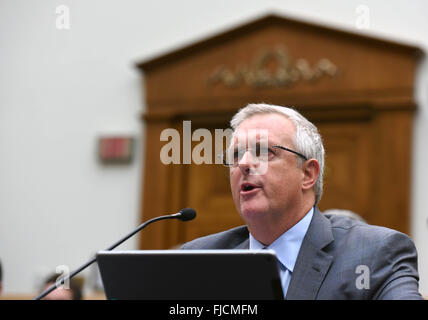 Washington, DC, USA. 1er mars 2016. Bruce Sewell, Senior vice président et conseiller général, témoigne à l'audience devant le Comité judiciaire de la Chambre sur la colline du Capitole à Washington, DC, États-Unis, le 1 mars 2016. Le FBI américain et de la technologie Apple géant s'affrontent lors d'une audience du Congrès le mardi sur le piratage de l'iPhone d'un acte terroriste crypté killer. Credit : Yin Bogu/Xinhua/Alamy Live News Banque D'Images