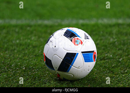 Kiev, Ukraine. 1er mars 2016. Beau Jeu Adidas - ballon de match officiel de l'Euro-2016 sur l'herbe au cours de l'ukrainien en quart de la Coupe du premier jeu de jambe Oleksandria FC vs FC Dynamo Kiev au NSC Olimpiyskyi stadium de Kiev. Beau jeu, ce qui se traduit aussi beau jeu, intègre le bleu, blanc et rouge de la France la nation hôte drapeau tricolore. Il s'intègre également argentés en référence à l'UEFA European Championship Trophy, avec les lettres E-U-R-O et les chiffres 2-0-1-6 visible à travers le logo. Crédit : Oleksandr Prykhodko/Alamy Live News Banque D'Images