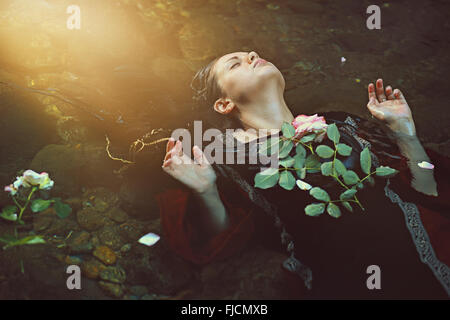 Femme dans l'eau douce et d'eau sombre du soleil . Et la tragédie romantique Banque D'Images