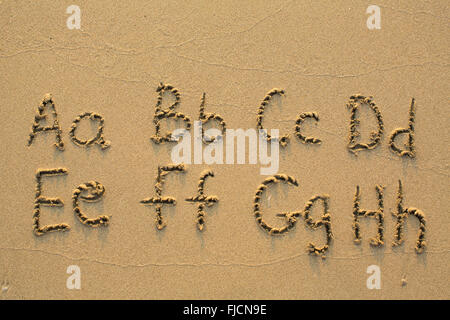 Écrit en alphabet sable plage de lumière, partie 1 de 4 (A-H) Banque D'Images