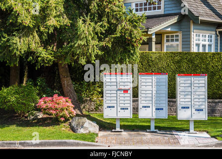 Les boîtes aux lettres de Postes Canada moderne dans une zone résidentielle Banque D'Images