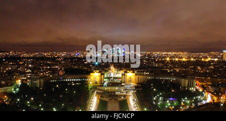 "Royaume de lumière # 3', toits de Paris, Belles nuages et vue aérienne de la ville avec la defense dist la nuit, Paris, France Banque D'Images