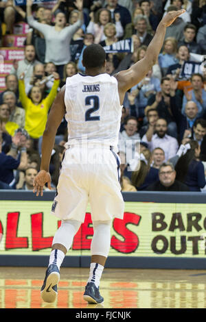 Villanova, Pennsylvania, USA. 1er mars 2016. Villanova Wildcats avant Kris Jenkins (2) réagit à son 3-point tourné au cours de la jeu de basket-ball de NCAA entre le bleu DePaul démons et les Wildcats de Villanova au pavillon de Villanova, en Pennsylvanie. © csm/Alamy Live News Banque D'Images