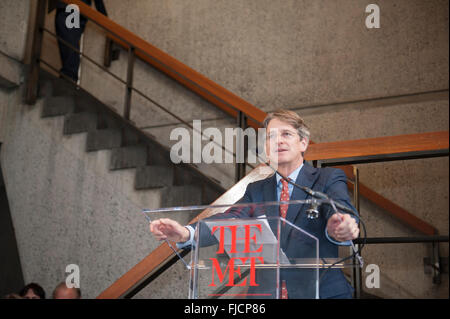 New York, NY, USA, 01 mars 2016 - Thomas P. Campbell, directeur général du Metropolitan Museum of Art, l'ouverture de son nouveau site, l'a rencontré Breuer, à la presse. Installé dans un bâtiment conçu par l'architecte Marcel Breuer pour le Whitney Museum of American Art, le rencontré Breuer sur Madison Avenue et la 75e Rue (près du bâtiment principal du Met), mettra en vedette l'expansion du Met l'art moderne et contemporain collection ainsi que des expositions, des résidences d'artistes et de spectacles. La rencontre Breuer ouvre au public le 18 mars. Credit : Terese Loeb Kreuzer/Alamy Live News Banque D'Images