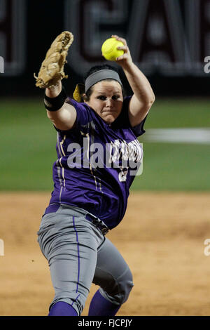 Columbia, SC, États-Unis d'Amérique. 1er mars 2016. Kara Salvo (22) de la Western Carolina Catamounts obtient le départ dans la NCAA match de softball entre l'Ouest et le Catamounts Carolina Gamecocks Caroline du Sud à Beckham Domaine de Columbia, SC. Scott Kinser/CSM/Alamy Live News Banque D'Images