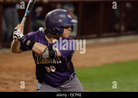 Columbia, SC, États-Unis d'Amérique. 1er mars 2016. Crystal Cyr (0) de la Western Carolina Catamounts au bâton dans le match de base-ball NCAA entre l'Ouest et le Catamounts Carolina Gamecocks Caroline du Sud à Beckham Domaine de Columbia, SC. Scott Kinser/CSM/Alamy Live News Banque D'Images