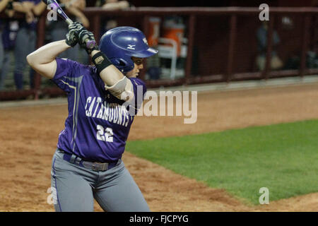 Columbia, SC, États-Unis d'Amérique. 1er mars 2016. Kara Salvo (22) de la Western Carolina Catamounts au bâton dans le match de base-ball NCAA entre l'Ouest et le Catamounts Carolina Gamecocks Caroline du Sud à Beckham Domaine de Columbia, SC. Scott Kinser/CSM/Alamy Live News Banque D'Images