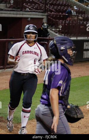 Columbia, SC, États-Unis d'Amérique. 1er mars 2016. Taylor Williams (8) de la Caroline du Sud Gamecocks score dans la NCAA match de softball entre l'Ouest et le Catamounts Carolina Gamecocks Caroline du Sud à Beckham Domaine de Columbia, SC. Scott Kinser/CSM/Alamy Live News Banque D'Images