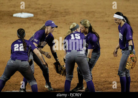 Columbia, SC, États-Unis d'Amérique. 1er mars 2016. L'infield Catamount célébrer comme l'obtenir la deuxième hors de la sixième manche de la NCAA match de softball entre l'Ouest et le Catamounts Carolina Gamecocks Caroline du Sud à Beckham Domaine de Columbia, SC. Scott Kinser/CSM/Alamy Live News Banque D'Images