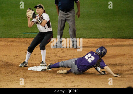 Columbia, SC, États-Unis d'Amérique. 1er mars 2016. Alexis Mack (1) de la Caroline du Sud Gamecocks obtient le dans la NCAA match de softball entre l'Ouest et le Catamounts Carolina Gamecocks Caroline du Sud à Beckham Domaine de Columbia, SC. Scott Kinser/CSM/Alamy Live News Banque D'Images