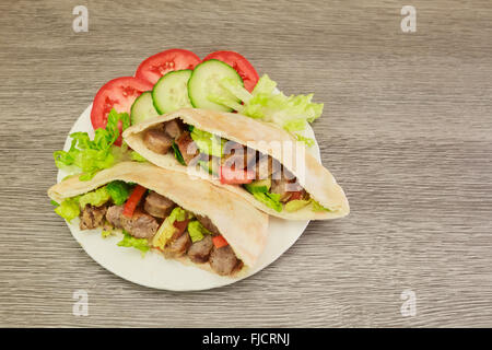 Falafels et légumes frais au pain de pita sur sol en bois Banque D'Images