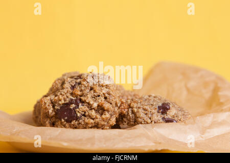 Oatmeal Cookies avec un fond jaune coloré Banque D'Images