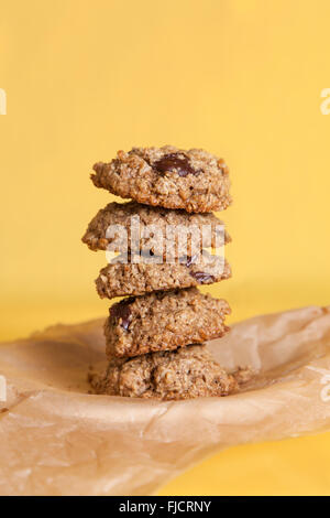 Oatmeal Cookies avec un fond jaune coloré Banque D'Images