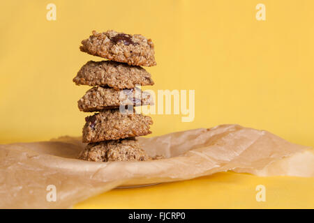 Oatmeal Cookies avec un fond jaune coloré Banque D'Images