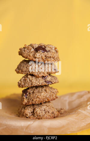 Oatmeal Cookies avec un fond jaune coloré Banque D'Images