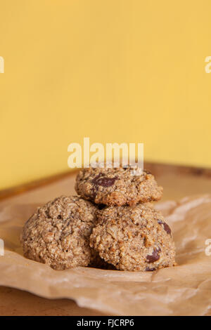 Oatmeal Cookies avec un fond jaune coloré Banque D'Images