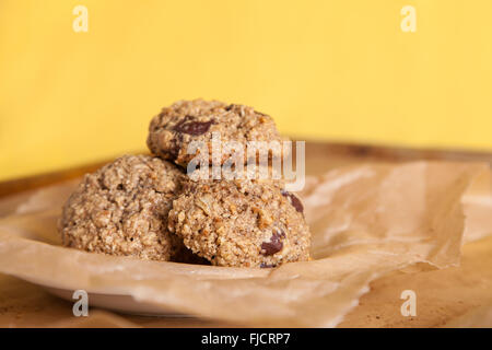 Oatmeal Cookies avec un fond jaune coloré Banque D'Images