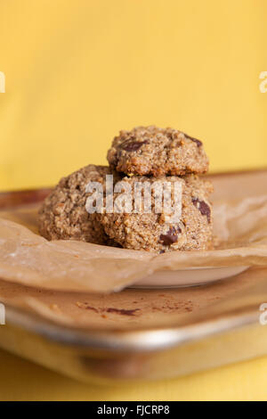 Oatmeal Cookies avec un fond jaune coloré Banque D'Images