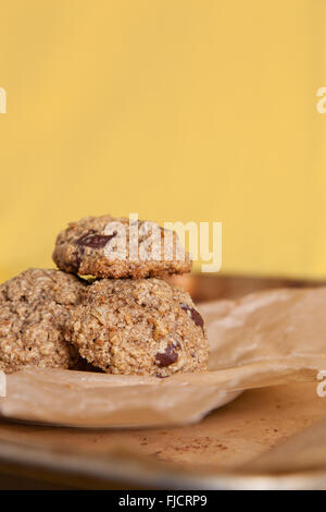 Oatmeal Cookies avec un fond jaune coloré Banque D'Images