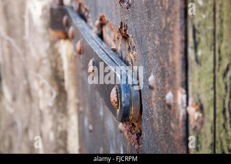 Rusted rivets sur une vieille porte en fer Banque D'Images