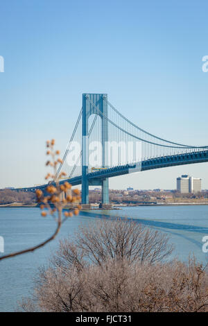 Le célèbre pont Verrazano-Narrows vue depuis le Fort Wadsworth à Staten Island, New York. Banque D'Images