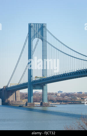 Le célèbre pont Verrazano-Narrows vue depuis le Fort Wadsworth à Staten Island, New York. Banque D'Images
