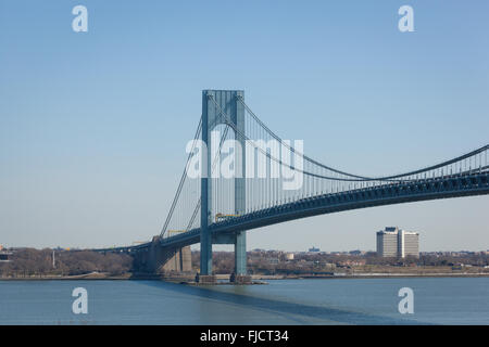 Le célèbre pont Verrazano-Narrows vue depuis le Fort Wadsworth à Staten Island, New York. Banque D'Images