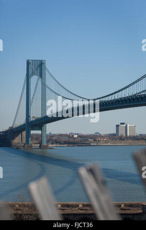 Le célèbre pont Verrazano-Narrows vue depuis le Fort Wadsworth à Staten Island, New York. Banque D'Images