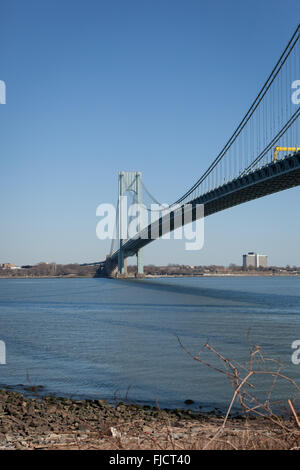 Le célèbre pont Verrazano-Narrows vue depuis le Fort Wadsworth à Staten Island, New York. Banque D'Images