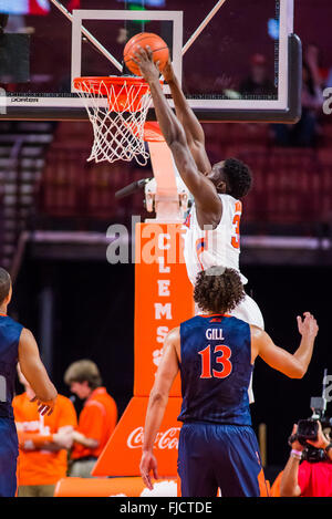 Clemson Tigers Nnoko centre Landry (35) dunks la balle pendant le jeu de basket-ball de NCAA entre la Virginie et Clemson le Mardi, Mars 1, 2016 à Bon Secours Arena à Greenville, SC David Grooms/CSM Banque D'Images