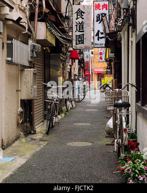 Tokyo, Japon - 07 janvier : rue étroite avec plusieurs restaurants japonais à Asakusa, Tokyo - Japon. Banque D'Images