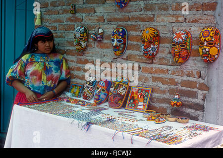 Jeune femme indienne Huichol artisanat vendeur dans le Mercado la Ciudadela marché dans la ville de Mexico, Mexique Banque D'Images