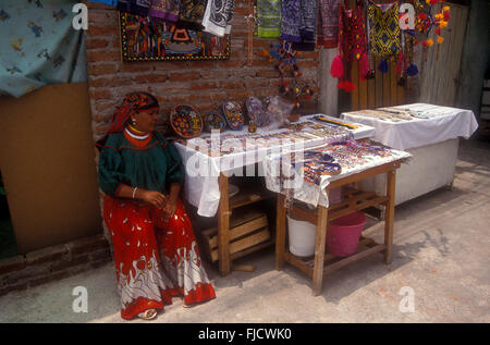 Femme indienne Huichol artisanat vendeur dans le Mercado la Ciudadela marché dans la ville de Mexico, Mexique Banque D'Images