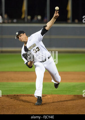 Orlando, FL, USA. 1er mars 2016. Relief pitcher UCF Hukari Harrison (33) est disponible en haut de la 4e au cours de l'action de jeu de base-ball NCAA entre les Gators de la Floride et de l'UCF Knights. La Floride a battu 9-5 à l'UCF Jay Bergman Domaine d'Orlando, Floride Romeo T Guzman/CSM/Alamy Live News Banque D'Images