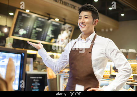 Les jeunes Chinois travaillant dans une boulangerie Banque D'Images
