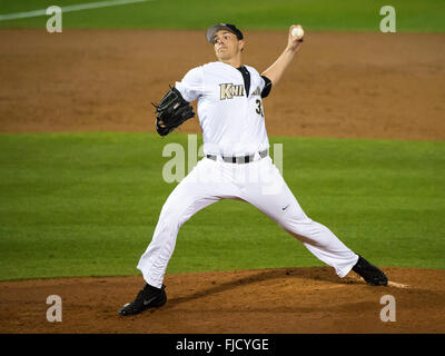 Orlando, FL, USA. 1er mars 2016. Relief pitcher UCF Hukari Harrison (33) est disponible en haut de la 4e au cours de l'action de jeu de base-ball NCAA entre les Gators de la Floride et de l'UCF Knights. La Floride a battu 9-5 à l'UCF Jay Bergman Domaine d'Orlando, Floride Romeo T Guzman/CSM/Alamy Live News Banque D'Images