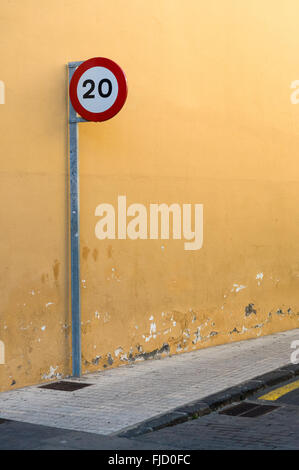 20 km ou miles par heure vitesse limite signe sur zone urbaine Banque D'Images