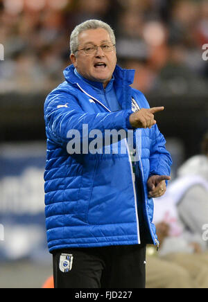 Washington, DC, USA. 1er mars 2016. Queretaro sélectionneur Victor VUCETICH ordonne à ses joueurs contre D.C. United dans la première moitié d'un quart de finale de la Concacaf au Stade RFK à Washington. Credit : Chuck Myers/ZUMA/Alamy Fil Live News Banque D'Images