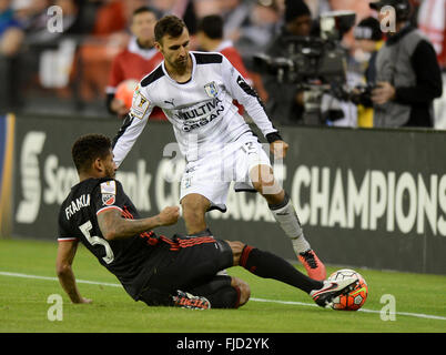 Washington, DC, USA. 1er mars 2016. D.C. United defender SEAN FRANKLIN (5) frappe la balle loin de Queretaro defender JONATHAN BORNSTEIN (12) dans la seconde moitié d'un quart de finale de la Concacaf au Stade RFK à Washington. Credit : Chuck Myers/ZUMA/Alamy Fil Live News Banque D'Images